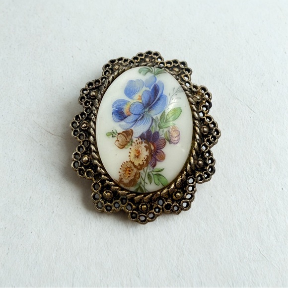 Jewelry - Floral Brooch Pin Pendant Vintage Oval Gold Tone Blue Purple Flower Design